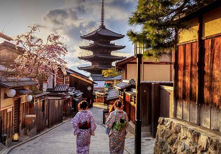 THE ICONIC YASAKA SHRINE STANDS TALL IN KYOTO. 